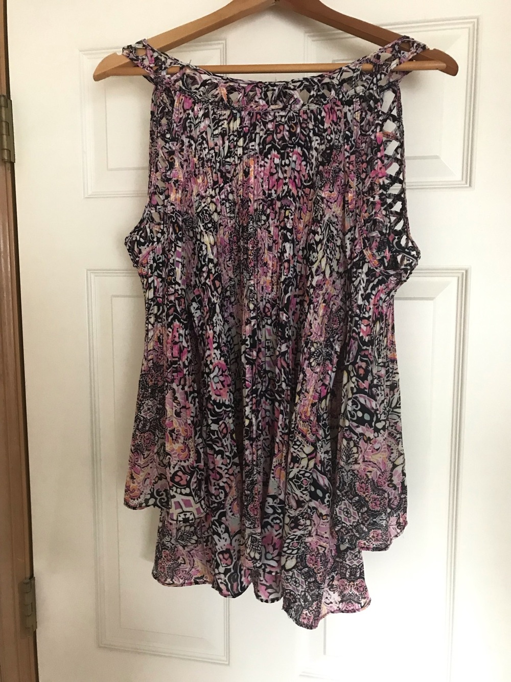 Floral & Ivy Sleeveless Floral Print Women’s Top in Pink and Black